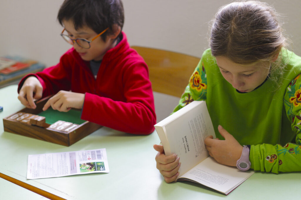 Enfants réalisant une activité sensorielle Montessori