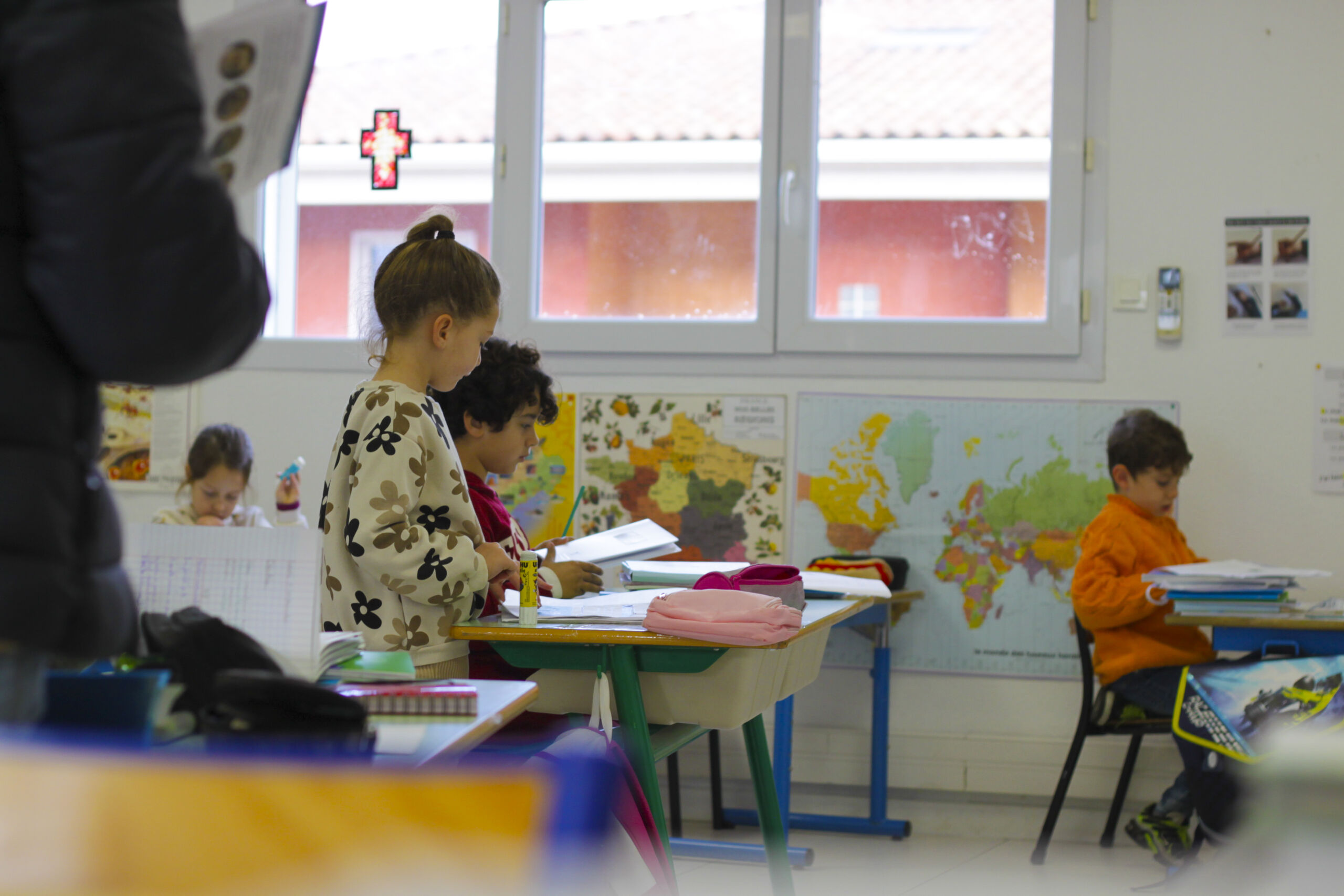 Enfants concentrés sur leur travail en classe primaire